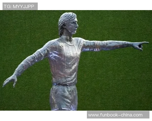 立体挂件足球球星雕塑，精致呈现球员风采，完美还原运动员动感姿态