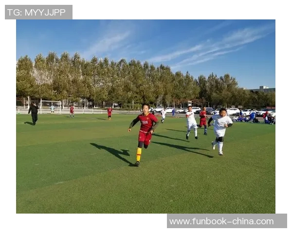 足球场上闪耀的小球星 用激情与梦想点亮未来之路